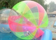 ลูกบอลน้ำที่มีสีสันพองเดินบนลูกบอลน้ำที่แข็งแกร่งยินดีเพื่อความสนุกในน้ำ