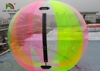 ลูกบอลน้ำที่มีสีสันพองเดินบนลูกบอลน้ำที่แข็งแกร่งยินดีเพื่อความสนุกในน้ำ